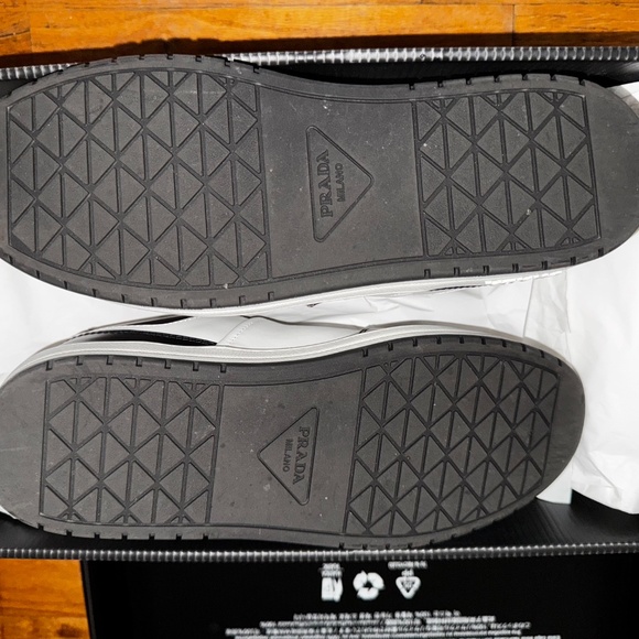 PRADA NEW BLACK AND WHITE WOMENS LOGO SNEAKERS - Picture 6 of 10